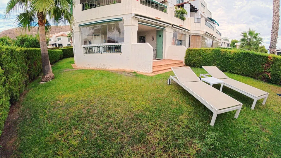 Apartamento de planta baja de esquina con 2 dormitorios con jardin y vistas parciales al mar