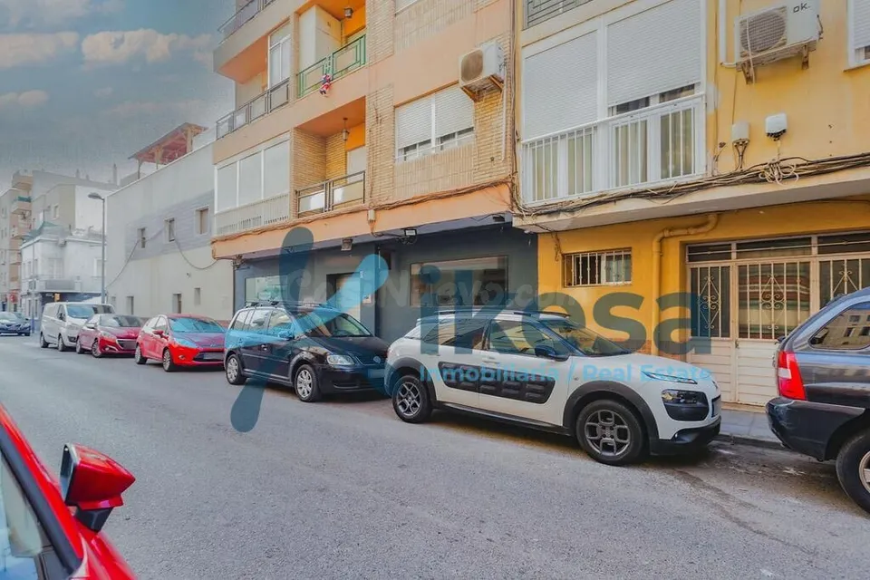 Se vende Local Comercial en la localidad de Almería