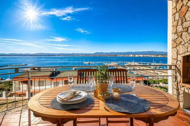 Exclusiva vivienda con vistas panorámicas al mar y al puerto