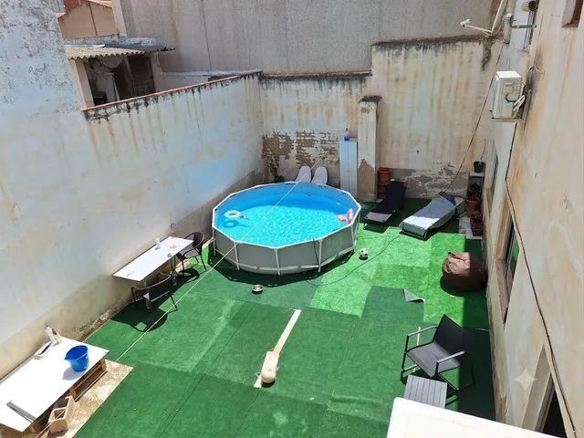 ¡Casa amplia a solo 758 €/m2! · 5 dormitorios, patio y planta baja ideal para garaje, negocio o 2º vivienda. — 38