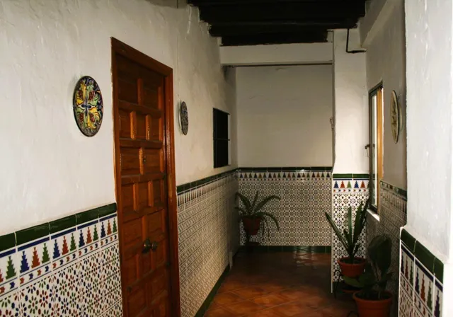 CASA DE VECINOS CON 8 APARTAMENTOS — 12