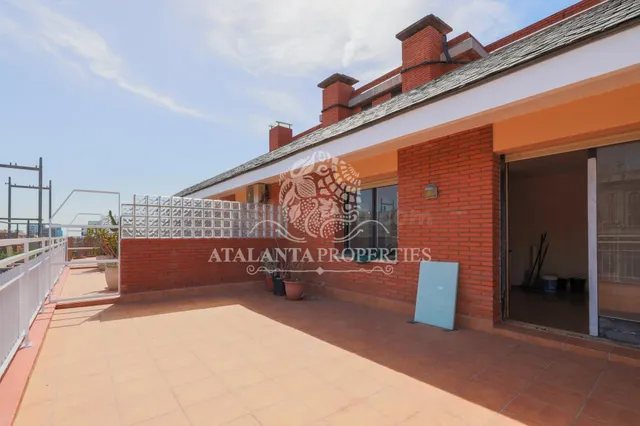 Ático con terraza, vistas despejadas y una luz especial — 2