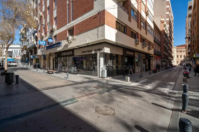 Plaza de garaje en el centro — 2