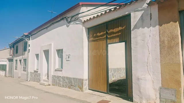 CASA EN VENTA EN MANGANESES DE LA LAMPREANA, BUEN ESTADO, 3 