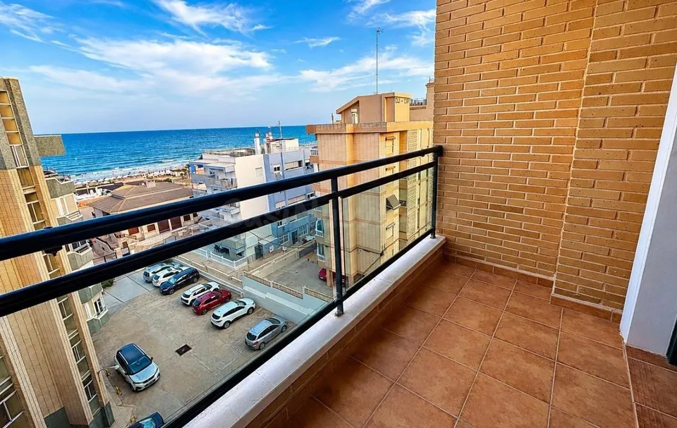 Ático dúplex con vistas frontales al mar y amplio solárium en Guardamar del Segura