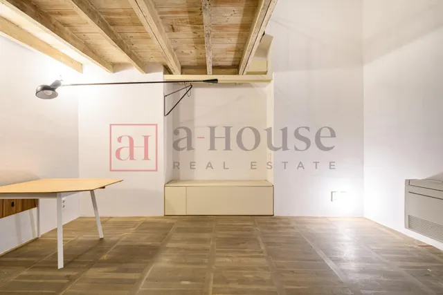 Piso con 2 lofts independientes con balcon baños cada uno y una excelente ubicación en el gòtico — 28