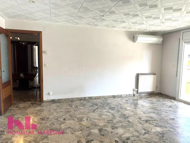 Amplio y luminoso piso con balcón grande y excelente distrib - foto 3