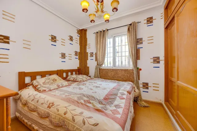 Gran bungalow planta baja en torrevieja: 4 hab, 1 baño — 15