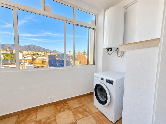 Piso luminoso de 3 dormitorios con terraza en Avenida de Mijas, Fuengirola — 10