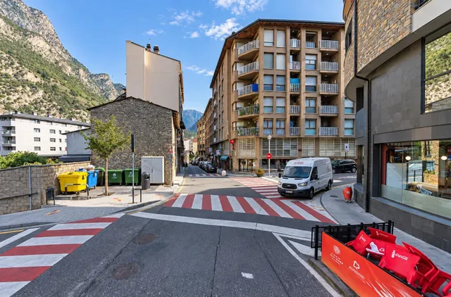 Luminoso piso de 3 habitaciones en el centro de Sant Julià — 3