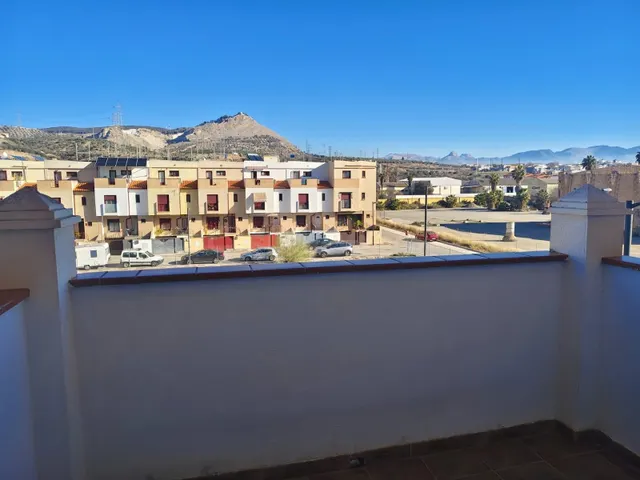 PISO CON GARAJE Y PISCINA COMUNITARIA EN ATARFE!! — 3