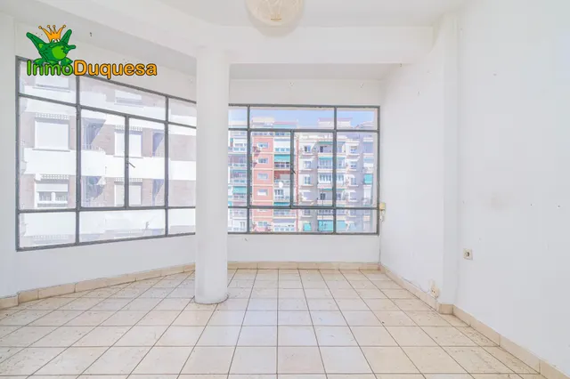 Piso de 4 Dorm. en Camino de Ronda. Para REFORMAR. — 26