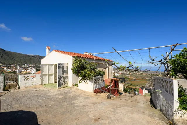 Gran finca de 5.500 m2 con casa independiente en Las Vegas d