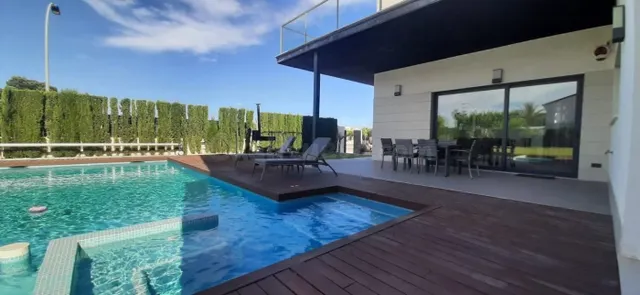 🌴 Villa de lujo con piscina y jardín en alquiler - foto 5