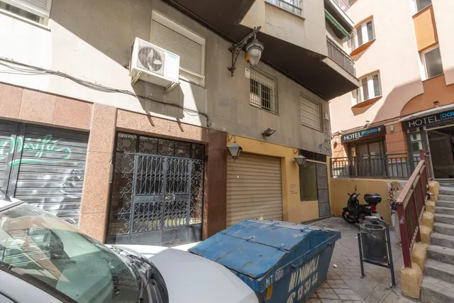 LOCAL COMERCIAL JUNTO A ÁNGEL GANIVET | ESPACIO Y UBICACIÓN. — 20
