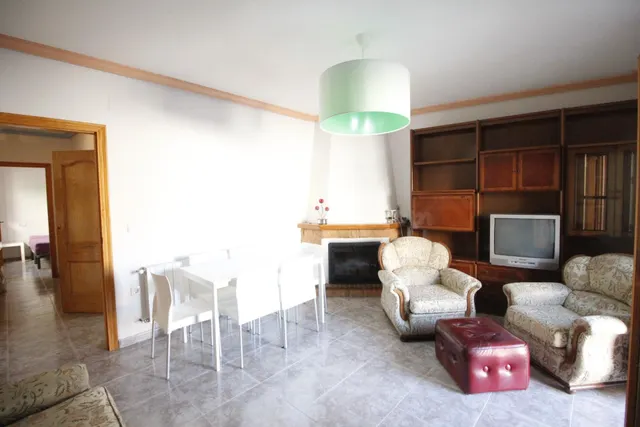 EXCELENTE CASA EN EL CENTRO DE BAZA!!!! - foto 3