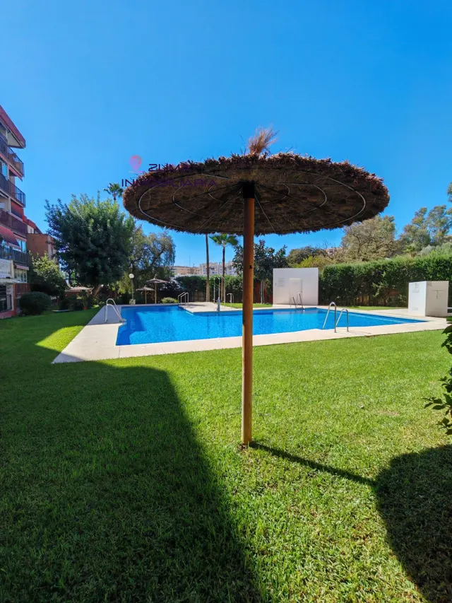 Piso en Málaga con piscina comunitaria y terraza. — 21