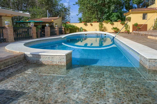 Espectacular chalet con piscina de diseño, jardín de 2.000 m2 y 4 dormitorios con baño propio — 8