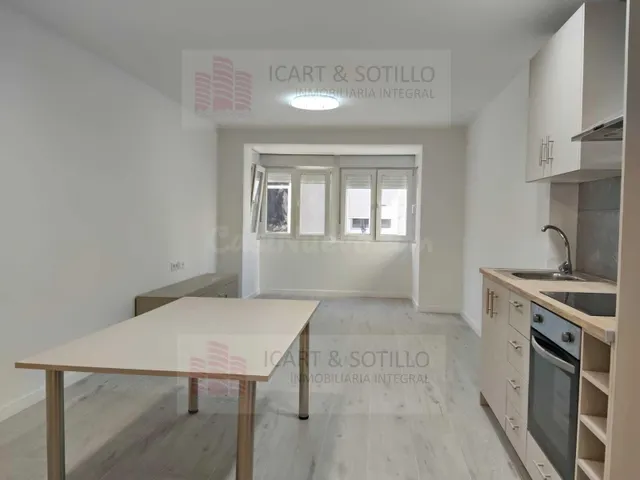 PISO REFORMADO A ESTRENAR CON TERRAZA Y TRASTERO EN EL CENTR - foto 2