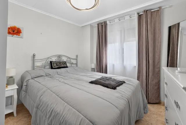 Amplio apartamento de 4 dormitorios a pocos pasos de la Playa del Acequión, Torrevieja — 17