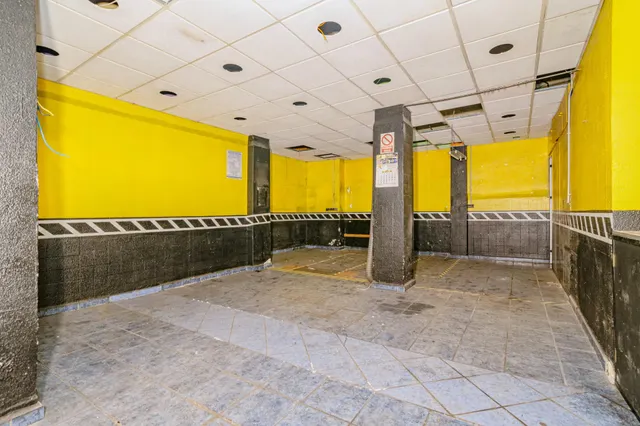 Local en Camino de Ronda 132D con posibilidad de cambio de uso a vivienda — 6