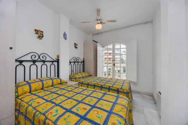 Apartamento de tres dormitorios y dos baños en residencial Duquesa Beach, primera línea de la playa de los locos — 7