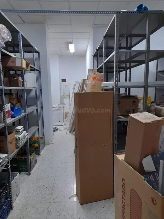 con puerta de cochera