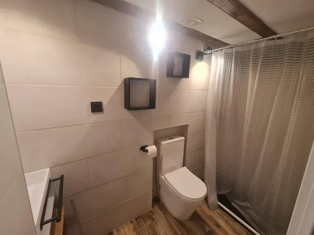 PISO CON LICENCIA TURISTICA Y LOCAL COMERCIAL — 25