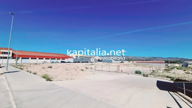Solar industrial en primera linea de carretera a la venta en Ontinyent. — 2
