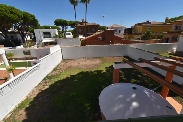 CHALET INDEPENDIENTE EN COSTA SANCTI PETRI A 700 METROS DE LA PLAYA — 24