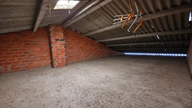 Nave comercial con alojamiento, aparcamiento y parcela en A Gándara — 43