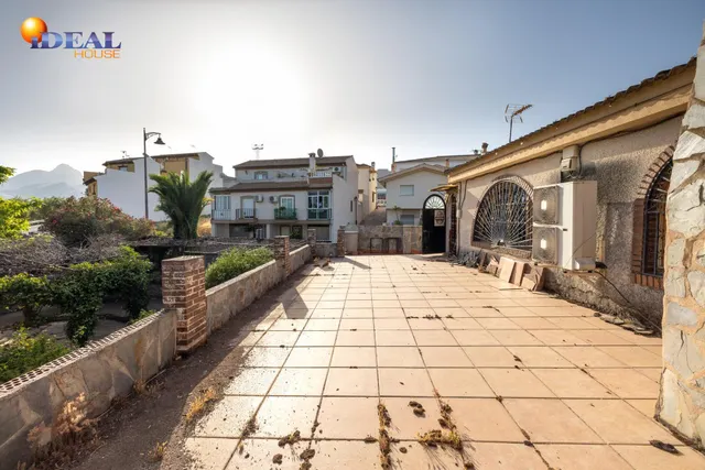 Terreno urbanizable, actualmente hay un restaurante. — 33