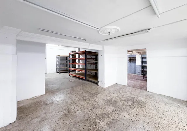 LOCAL COMERCIAL EN CALLE DENIA CON ALTILLO, ALTAS DE LUZ Y D
