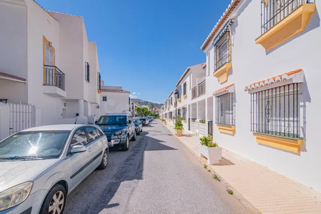Chalet adosado en Salobreña playa, urb. privada con piscina y jardines. — 3