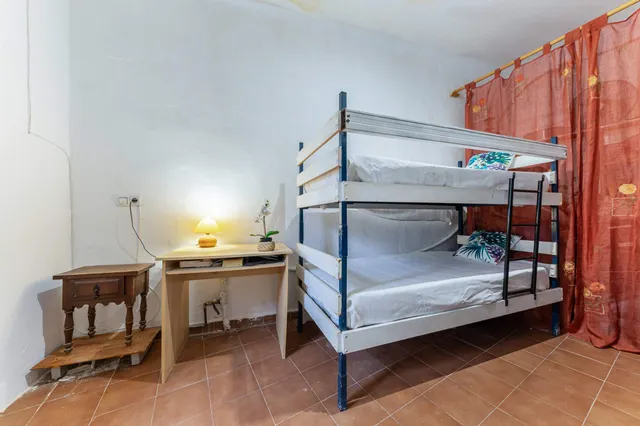 "Carácter rústico junto al mar, tu chalet para reinventar." — 24