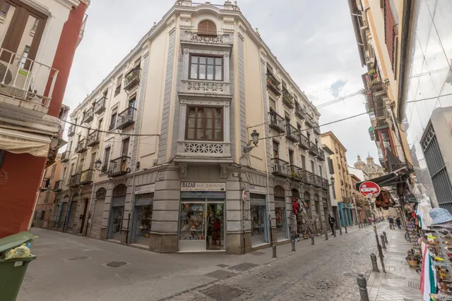 Oportunidad única en pleno corazón de Granada: luminosidad, ubicación y un enorme potencial de transformación — 41