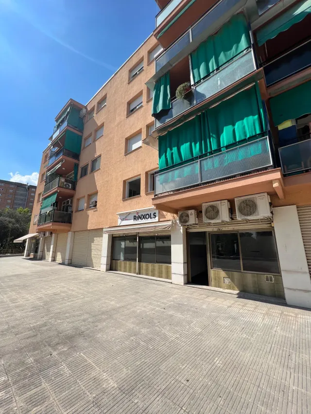 DESTACABLE Y PECULIAR LOCAL en VENTA o ALQUILER en Martorell. — 24