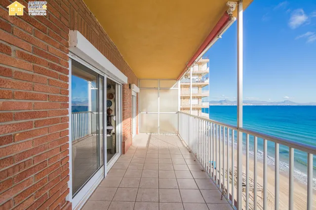 Apartamento en venta en primera línea de playa en Los Arenales del Sol, la propiedad está afectada por la Ley de Costas — 44