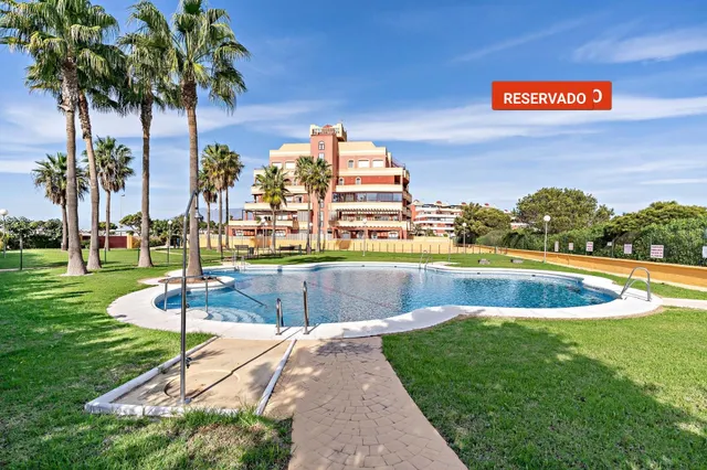 ¡Listo para ti! Residencial con piscina en pleno campo de go