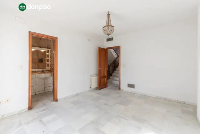 Exclusiva vivienda con piscina en la zona del Serrallo con piscina comunitaria — 28