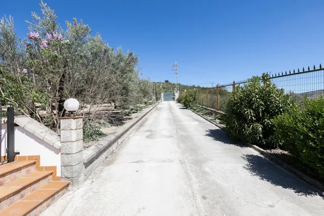 Casa con terreno ubicada en plena naturaleza, a tan solo 2km de Montefrio. — 46