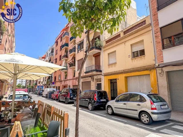 Casa en zona Avda. Capuchinos de planta baja y dos alturas e - foto 3
