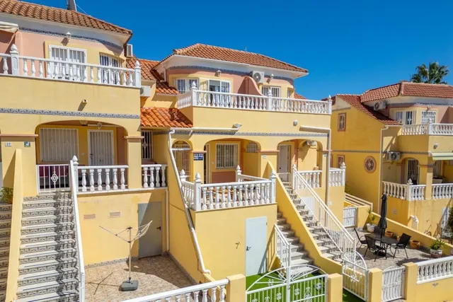 Encantadora vivienda reformada con terrazas, patio privado y piscina comunitaria — 35