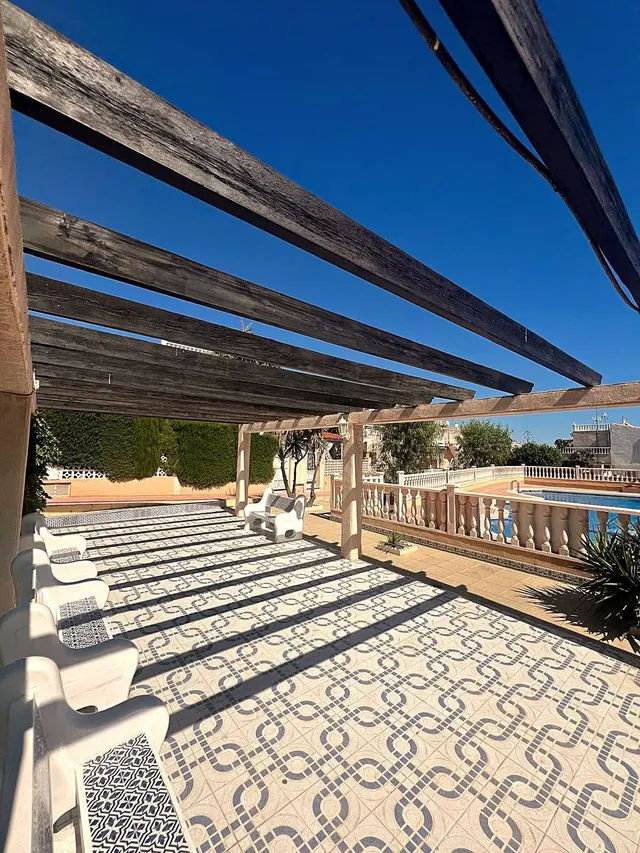 Bungalow con piscina comunitaria, Alicante, Orihuela Costa. 3 habitaciones, 105 m2, 3 kilómetros del mar — 39