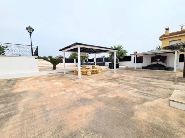 PRECIOSO CHALET CON PISCINA, CASA DE INVITADOS Y GRANDES TERRAZAS JUNTO A LLÍRIA — 37