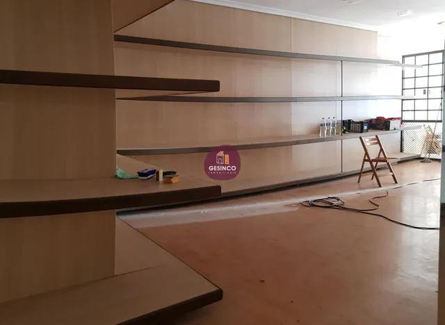 LOCAL COMERCIAL CON GRANDES ESCAPARATES EN ALQUILER — 3