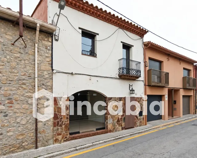 Casa para reformar con patio, balcones y local en Breda — 16