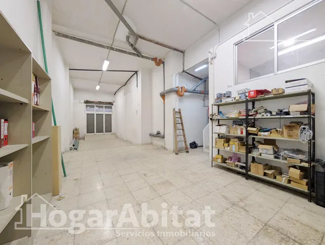 AMPLIO LOCA COMERCIAL CON MUCHAS POSIBILIDADES — 10