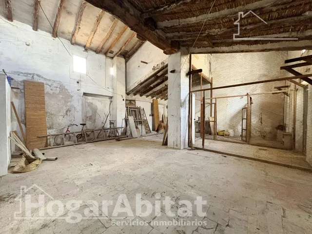 Espaciosa casa con local comercial y garaje en el centro — 48