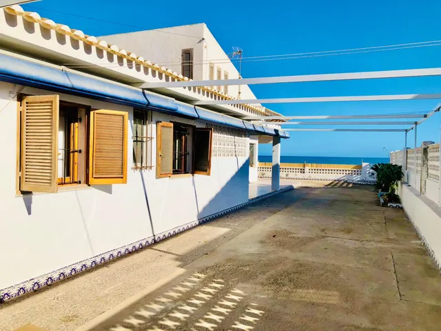 Villa en Guardamar. Primera línea con acceso directo a la playa — 43